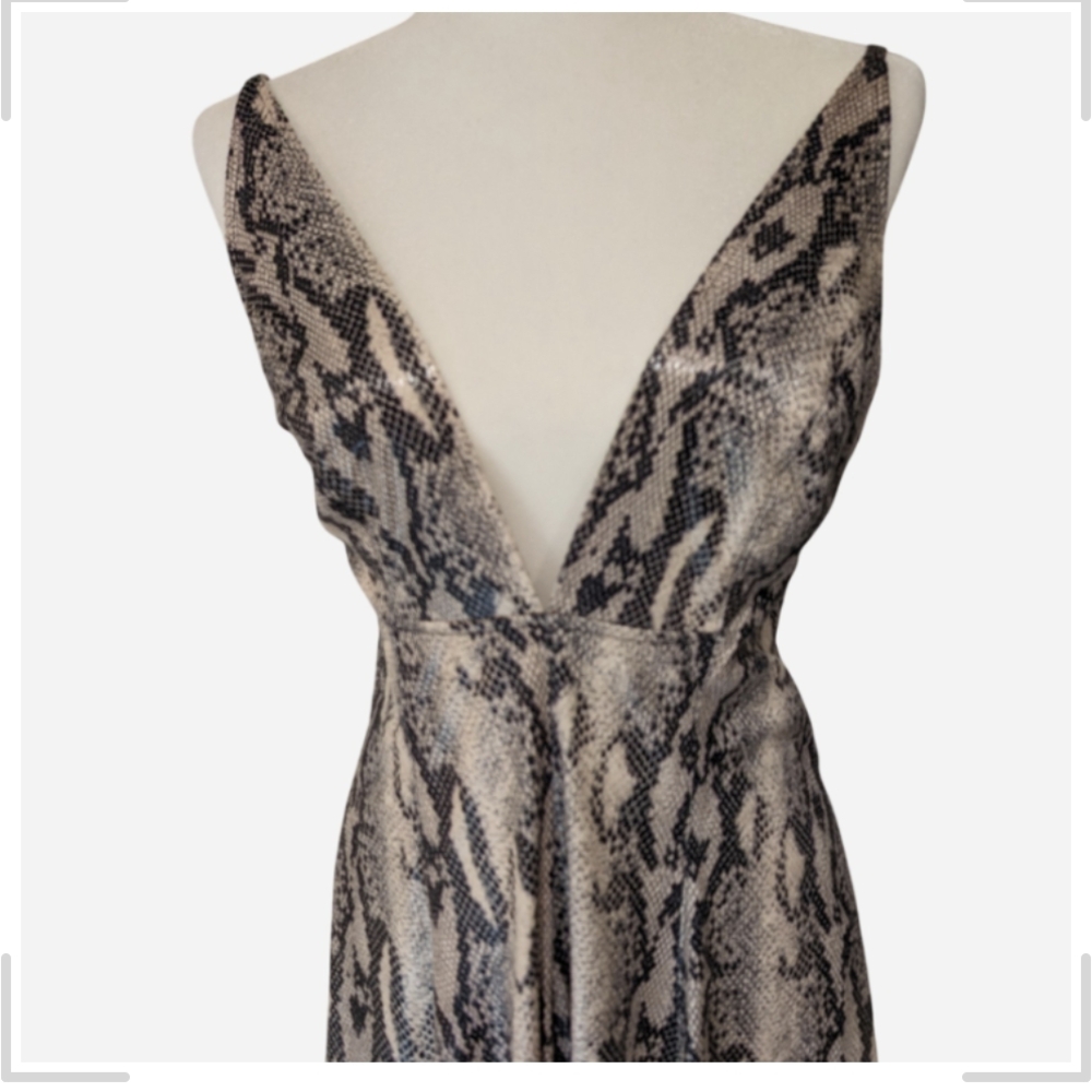 Elegant Snake Print V-Neck Dress - Picture 2 of 11